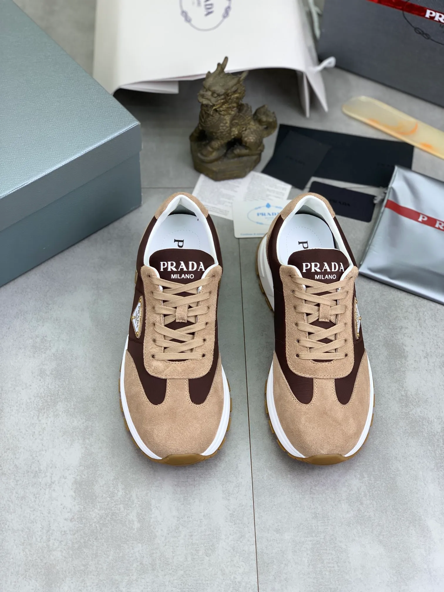 Men's shoes 💰P562💰[New model] The top version is available on the official website, 🆘 The trendy brand (PRADA) mainly promotes the popular model, avant-garde and versatile fashionable men's shoes, private version mold opening, cowhide surface splicing 1:1 replica... fashionable and simple, original imported cowhide and lining cowhide feet; the atmosphere and personality are more fashionable, eye-catching and pursuing class. It will subvert the old idea and be a must-have for fashion trendsetters with you! Must keep it for yourself! Tall and comfortable, large and low, high-end quality workmanship. Code number: 38-44 (45 customized) 4️⃣ colors available.
